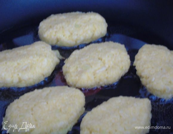 Сформировать котлетки и обжарить на растительном масле с двух сторон, по пару минут с каждой стороны.