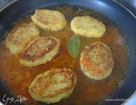 Залить овощным бульоном, добавить лавровый лист и потушить под крышкой 10-15 минут.