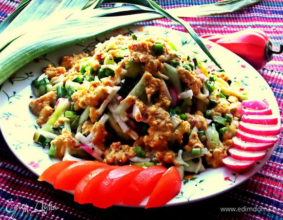 Украшаем дольками помидора (я люблю подать помидор отдельно, иначе он сильно даст сок).