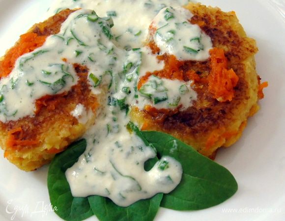 Можно подавать, просто полив бульоном, в котором котлетки тушились, либо приготовить соус из натурального йогурта с мелко порезанным шпинатом и зеленым луком. Худеем вкусно!