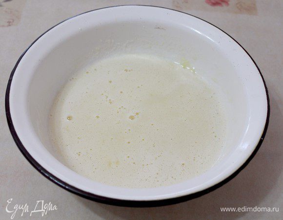 Яйца с сахаром и медом взбить венчиком.