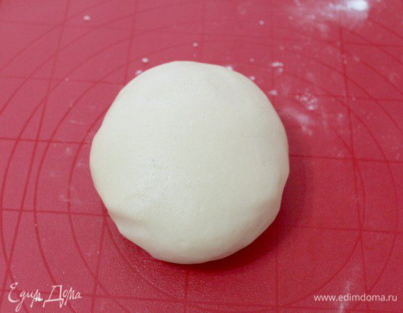 Просеять муку с ванильным сахаром и разрыхлителем, замесить приятное мягкое тесто.