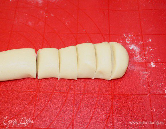 Из теста сделать колбаску, нарезать на порционные кусочки.