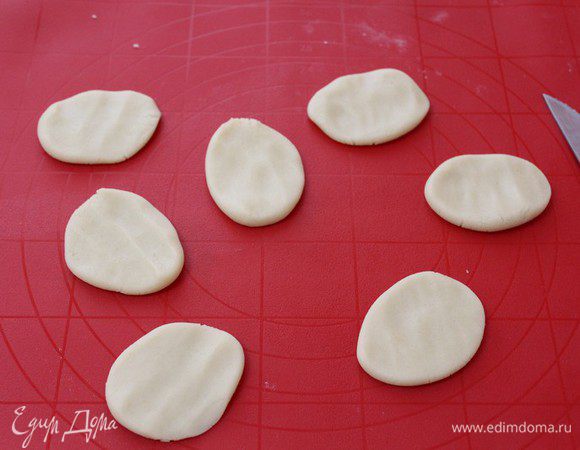 Слегка их приплюснуть руками и немного вдавить орешки. Выпекать в разогретой духовке 15 мин до золотистого цвета.