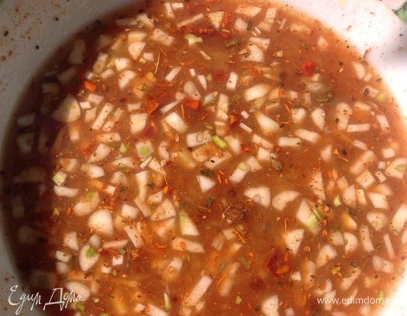 Делаем соус: выдавить сок двух апельсин, соединить его с порезанным чесноком, чили (я брала маленький кончик и тоже надо его порезать, предварительно удалив зерна), добавить сухую приправу, мед и горчицу зернами.