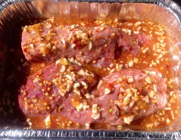 Замариновать мясо в этом соусе на пару часов.