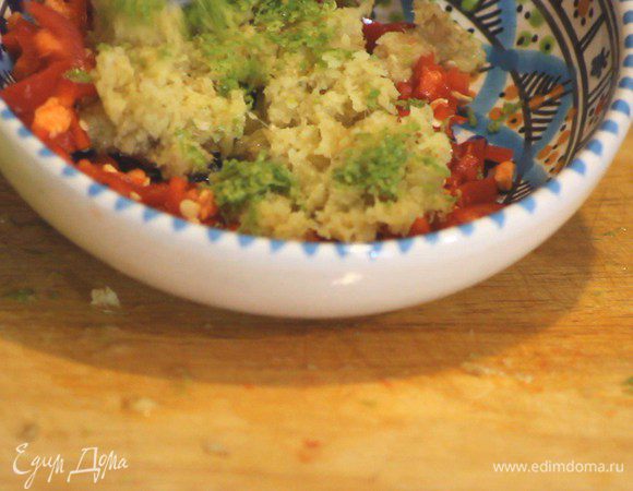 Нарезаем мелко чили перец, снимаем цедру с лаймов и натераем имбирь на мелкой терке.