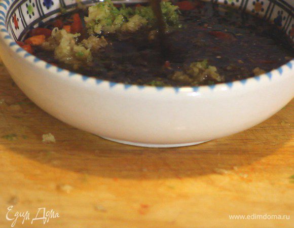 Все ингредиенты смешиваем и заливаем соевым соусом. Маринад готов!