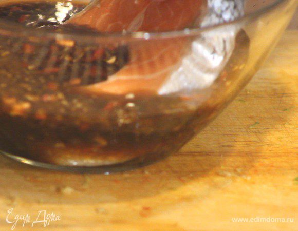 Кладем порционные куски семги (филе или стейки) в маринад на 1,5 часа.