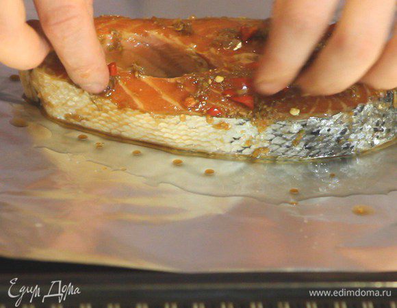 Достаем семгу из маринада и запекаем в духовке на 200 градусах 12-15 минут.