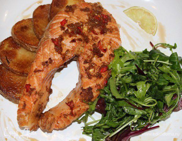 Семга в тайском стиле готова! Подаем с картофелем и микс-салатом.