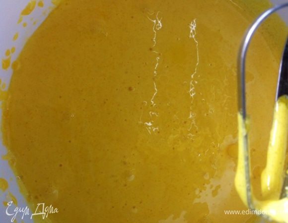 Делаем тесто: нам нужны только желтки, желтки взбить с сахаром, добавить щепотку соли и пол чайной ложки соды. 