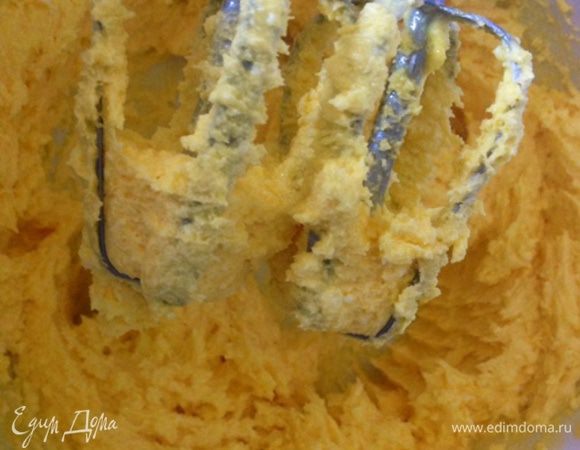 Добавить пачку (200 гр) маргарина и снова взбить.