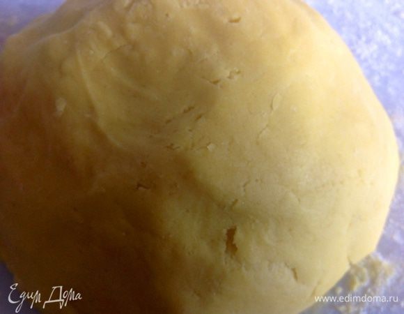 Добавить муку и плотно замесить руками шар, тесто получается эластичное. 