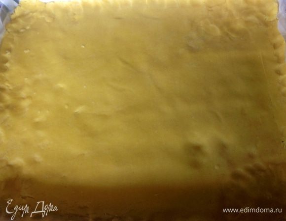 Пергаментную бумагу посыпать чуть-чуть мукой, выкатать пласт, толщиной 1 см, и выложить на бумагу. 