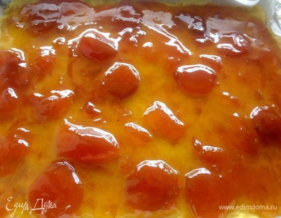 Добавить в варенье апельсиновую цедру и намазать вареньем либо положить свежий фрукт или ягоды.