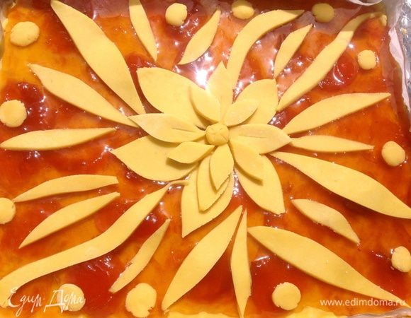 Поверх варенья можно сделать сеточку из оставшегося теста либо украсить рисунком.