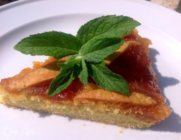 Пирог получается рассыпчатый, не тяжелый и по вкусу не особо жирный, несмотря на 200 гр маргарина. В общем, на мой взгляд, это идеальный рецепт песочного теста. Буду экспериментировать его с разными начинками :-)
Наверно, вы мои эксперименты сможете увидеть в будущих рецептах :-)
Такой кусочек песочного пирога очень хорошо сочетался с зеленым чаем со свежей мятой из нашего огорода на даче :-) Ушел на УРА :-)
Приятного аппетита :-)