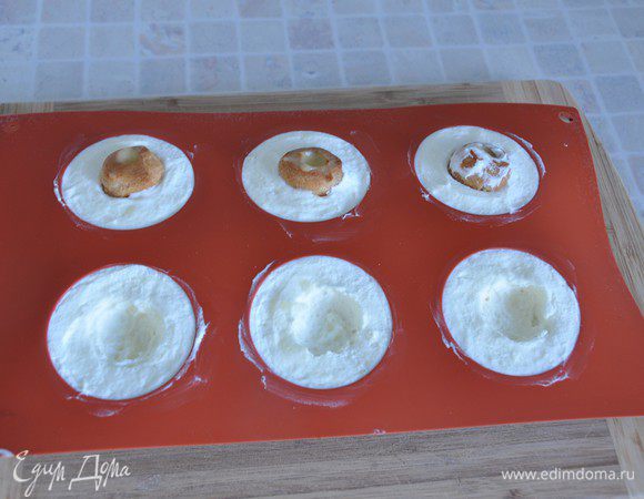 Через 20 минут крем охладился, но не застыл, можно достать пустые шу, от них останутся углубления. Когда полностью соберем пирожное-шар, донышко шу займёт в этом углублении своё место. Возвращаем форму в морозилку до полного застывания крема.
