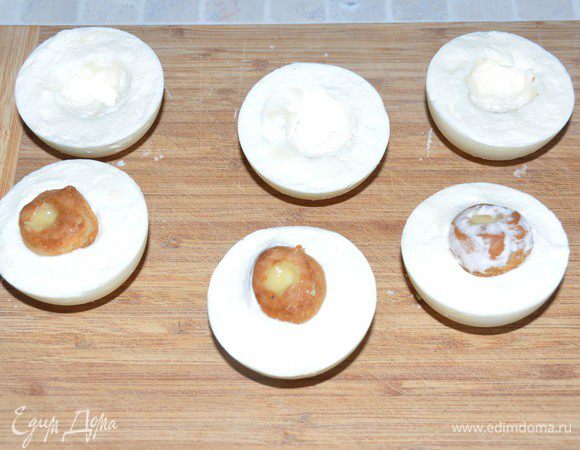 Через 2-3 часа, когда крем застыл, выворачиваем формочки – половинки готовы. 