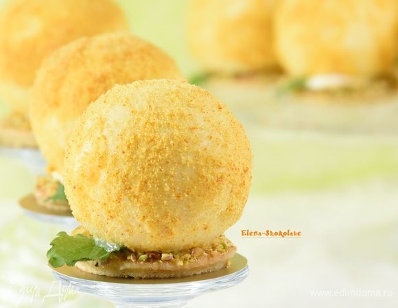 Установить сферу на основание. Пирожное «Солнечный апельсин» готово. Убрать пирожные для постепенной разморозки в холодильник. Подавать охлажденными.
Они прекрасно держатся и при комнатной температуре, но охлажденные гораздо вкуснее! 
