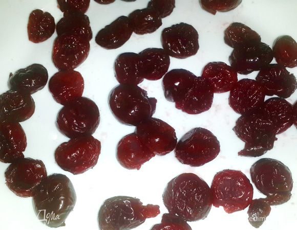 Секрет, как быстро сделать вяленую вишню. Замороженную вишню поставить в духовку при температуре 100 градусов на 40 минут (или в микроволновку на несколько минут, или достать из морозилки заранее, для свежей вишни этот шаг пропускаем). Слить сок, хорошо промокнуть салфеткой, засыпать 1 ч.л. фруктозы и оставить сушить на режиме обдува в приоткрытой духовке при 60 градусах 30 минут. Выложить на салфетку, чтобы вишня впитала жидкость. Вуаля!