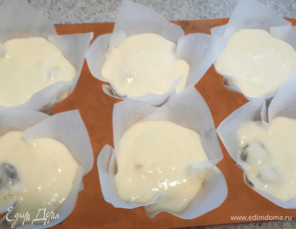 Выложить тесто аккуратно, не задевая края конвертиков, иначе на выходе они получатся не идеально белыми, а пятнистыми. А нам же хочется приятно удивить гостей) Для подстраховки можно использовать кондитерский шприц, а вишню укладывать руками между слоями теста.