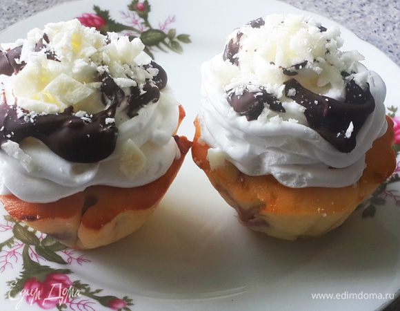 Изюминка маффинов - топпинг из взбитых сливок. Я использую сухую смесь для сливок, в которую нужно просто добавить молоко. Растапливаю темный шоколад с молоком и сливочным маслом до консистенции сметаны. Украшаю остывшие (!) маффины сливками, поливаю темным шоколадом и присыпаю струганным белым. Белый шоколад очень приятно похрустывает. 
P.S. Еле дописала, так как безумно хотелось приготовить и отведать этот десерт еще раз =)