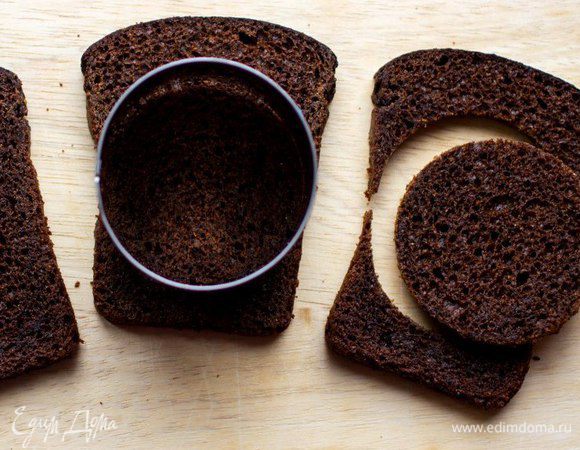 Можно готовить бутерброды из любого хлеба - черного, белого, серого, цельнозернового... Я предпочитаю бородинский.
При помощи вырубки сделать заготовки из хлеба. Это могут быть круги, квадраты, ромбы, сердечки.