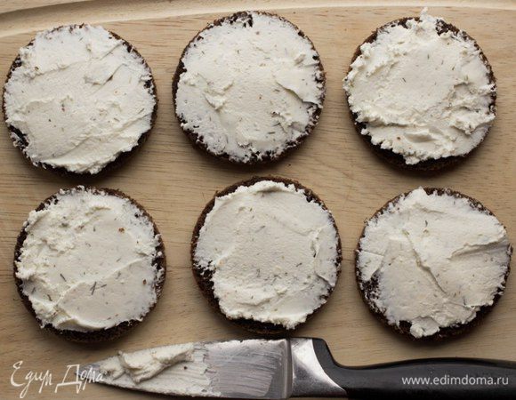 Каждый кусочек покрыть слоем творожного сыра.
Огурец и редис помыть и нарезать тонкими колечками.

Яйцо сварить вкрутую. Почистить и нарезать кружочками. 