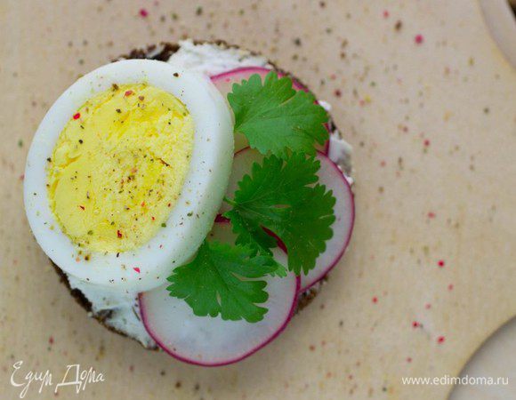 А теперь делаем бутерброды с редисом, яйцом и кинзой.