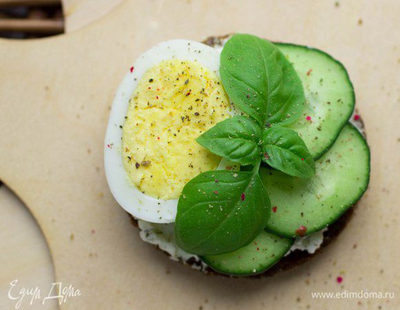 С яйцом, огурцом и базиликом.