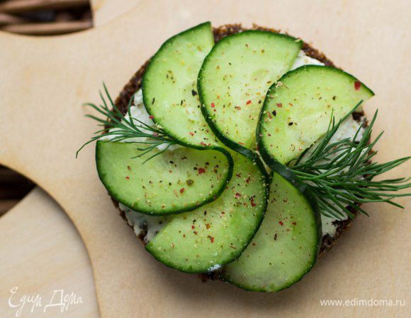 С огурцом и укропом. 
Ребенок назвал этот бутер - с танцующими огурцами)