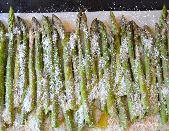 Сверху присыпать произвольно тертым пармезаном и панировочными сухарями. Слегка сбрызнуть оливковым маслом. 