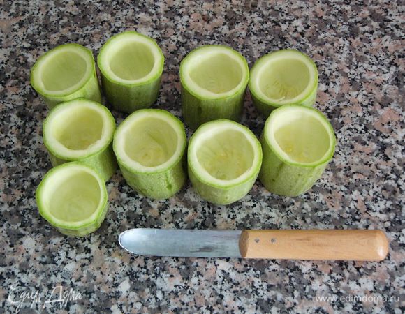 Молодые кабачки нарезаем на части поперек и с помощью специального ножа или чайной ложки достаем середину, оставляя дно. Нож, кстати, тоже подарок свекрови. Если у вас такого нет - рекомендую. Отличная штука! 