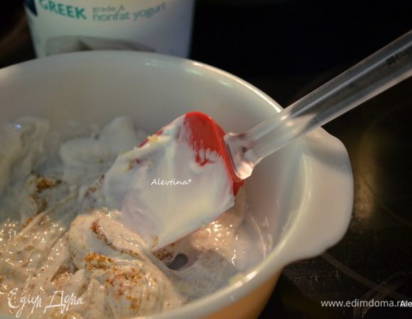 Приготовить маринад: корень имбиря 1 см очистить и натереть на терке, чеснок мелко порубить. Перемешать с нежирным йогуртом (1/2 стакана) и перечисленными специями, соком.