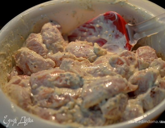 Добавить куриное мясо кусочками и перемешать. Дать постоять 1 час в холодильнике.