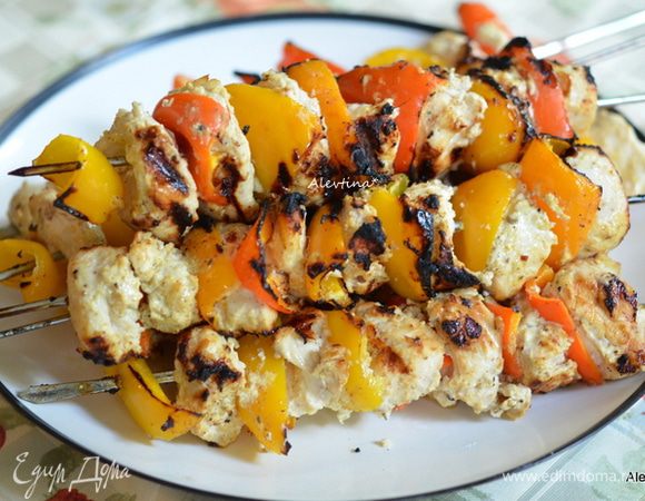 Подаем сочный куриный шашлык с кускусом или рисом, овощами. Приятного аппетита. Худеем вкусно.