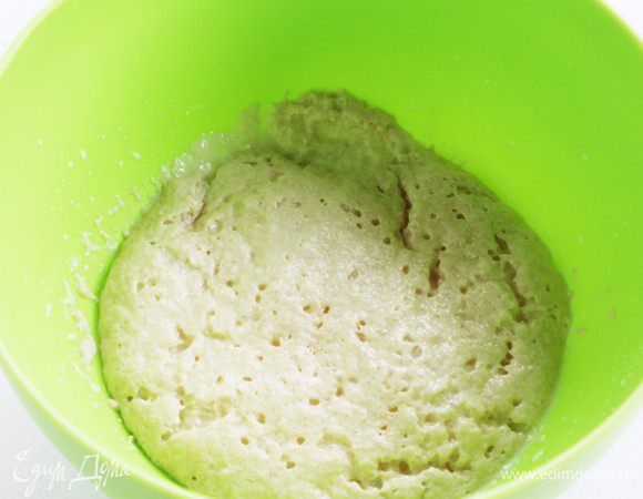 Приготовление: растворить дрожжи и сахар в 120 мл теплого молока. Оставляем подниматься на 10-15 минут. 