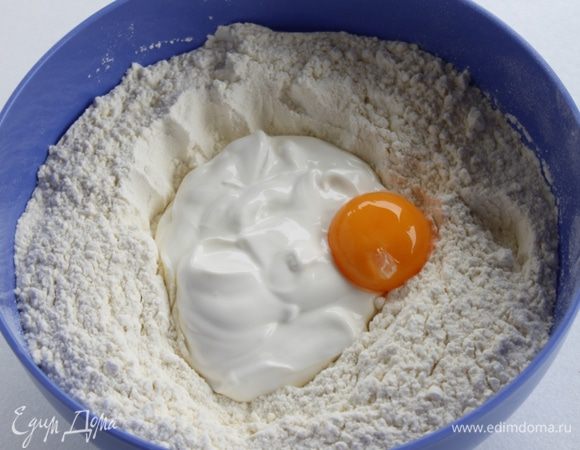 Просейте муку и соль в миску, сделайте углубление в центре. Налейте сметану, сливочное масло, яичные желтки, оставшееся молоко и дрожжи. 
