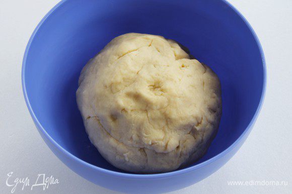 Замесите гладкое, мягкое и эластичное тесто. Сформируйте его в шар и положите в миску. Накройте салфеткой и и дайте отдохнуть, пока тесто увеличиться в два раза.