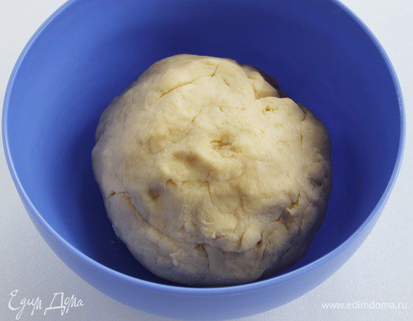 Замесите гладкое, мягкое и эластичное тесто. Сформируйте его в шар и положите в миску. Накройте салфеткой и и дайте отдохнуть, пока тесто  увеличиться в два раза.