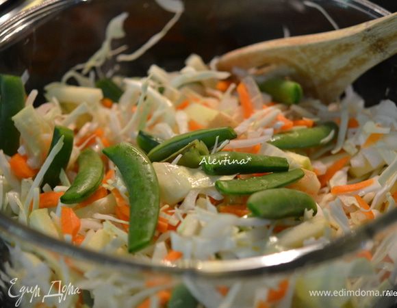 Капусту нашинковать, очистить яблоко и нарезать соломкой крупно, морковь  очистить и через терку крупную или вручную соломкой, лук тонко нарезать, свежий горошек сладкий стручковый кончики срезать.