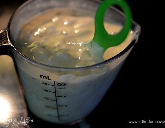 Приготовить заправку, смешав все в емкости.