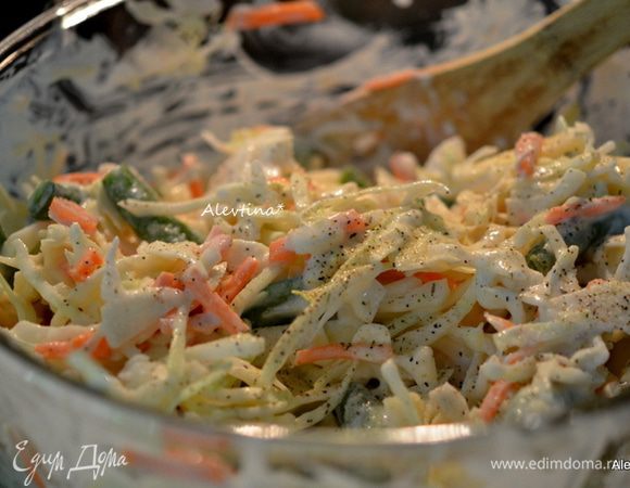 Заправить салат, посыпать свежим или сушеным эстрагоном. Дать постоять и подать к столу, посыпав солью и черным перцем. Приятного аппетита.