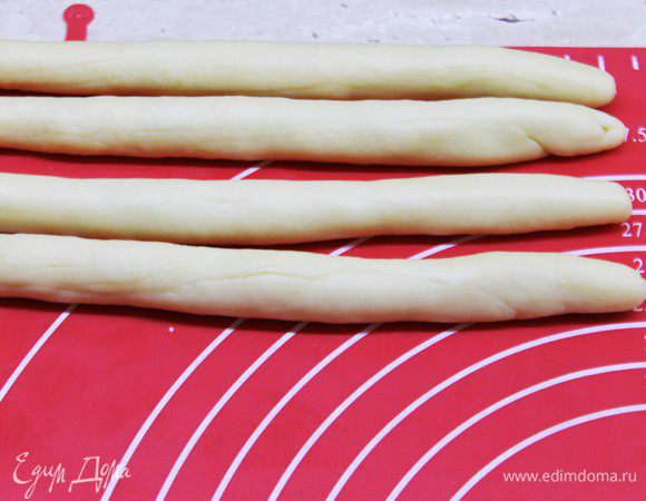 8 полосок отложите в сторону. А из 16 полосок начнем формовку колец.