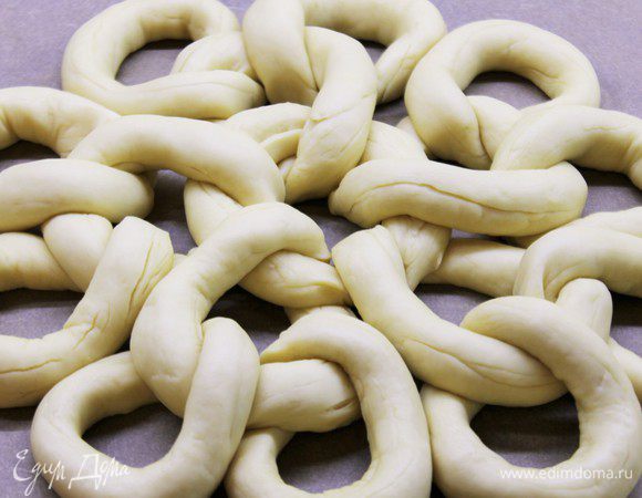 Далее прикрепляем к пяти кольцам, еще по два звена на каждое. В итоге должно получиться 10 колец. Вектор колец должен быть направлен в противоположную сторону. Как на фото.
