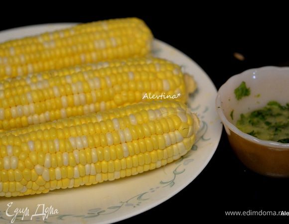 Очистим свежие початки кукурузы полностью.