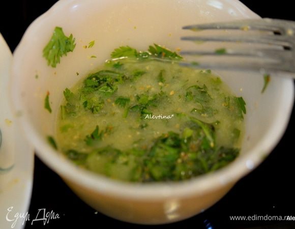 Сливочное масло растопить, смешать с порубленной свежей кинзой, добавить цедру и сок лайма.