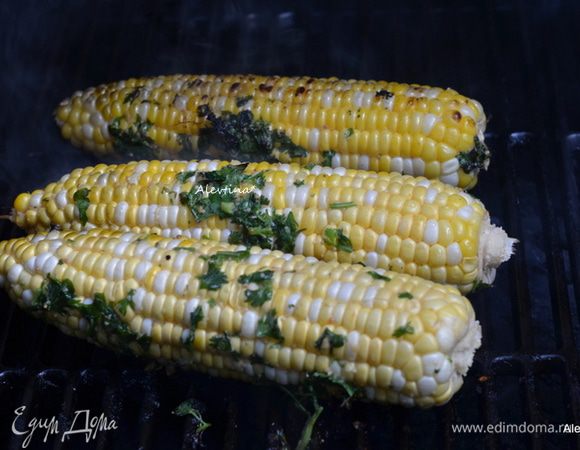 Смазать кукурузу со всех сторон. Готовим на разогретом гриле 10-20 мин под закрытой крышкой. Готовить можно и в фольге, закрыв кукурузу.